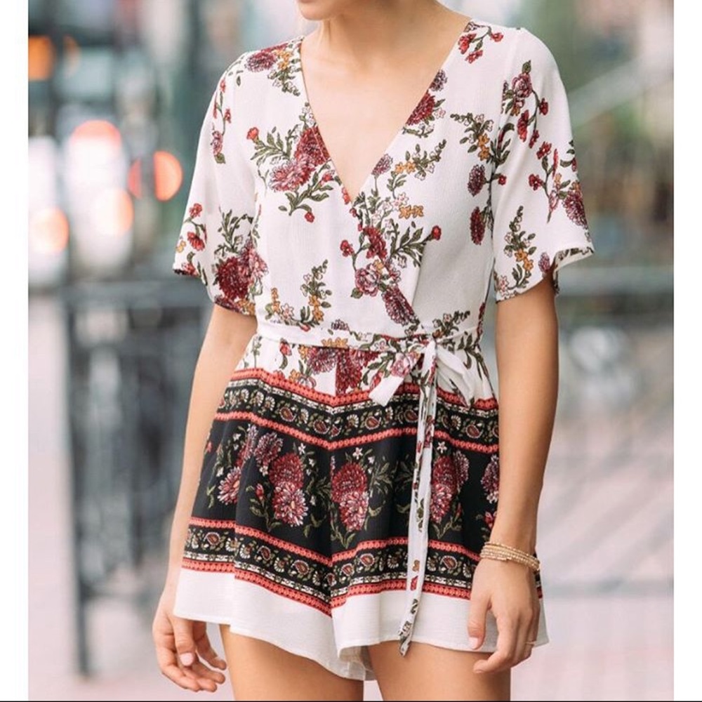 NWT Francesca’s Floral Romper in MAROON Size SMALL